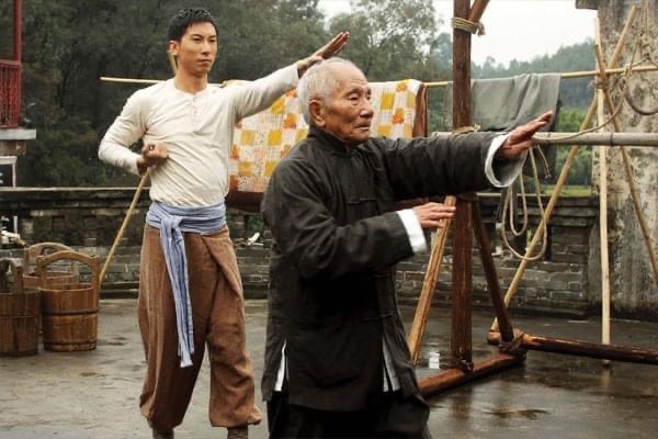 How does Wing Chun deal with taller opponents?